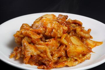 白いお皿にのった豚キムチ