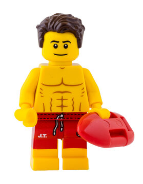 Dortmund - Deutschland 23. April 2023 Lego Minifigure Bademeister in roter Badehose