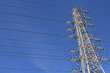 青空背景の送電線