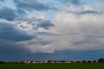 Gewitter- und Regenwolken über Niederwerrn mit dunklen Wolken am Himmel, Schweinfurt, Franken,...