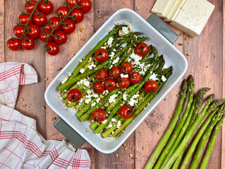 Grüner Spargel aus dem Ofen mit Tomaten und Feta
