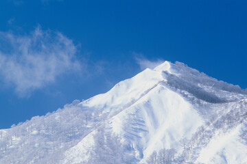 雪山と青空のコントラストが美しい雪景色