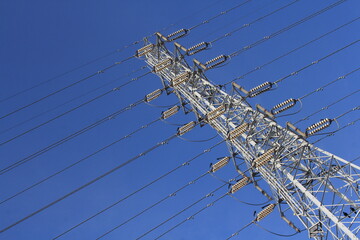 青空背景の送電線