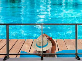 Femme se relaxant sur plage de piscine 