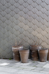 Naklejka premium monochrome photo of flowerpots on the background of a stone wall