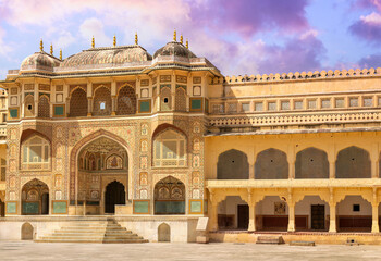 Obraz premium Amber Fort illuminated by warm light of the rising sun . Famous Rajasthan landmark, India