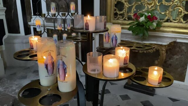 Cierges invoquant la vierge Marie dans une ancienne &eacute;glise chr&eacute;tienne de France
