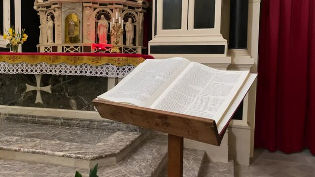 Livre de pri&egrave;re et choeur d'une &eacute;glise catholique en France - ville de Remiremont