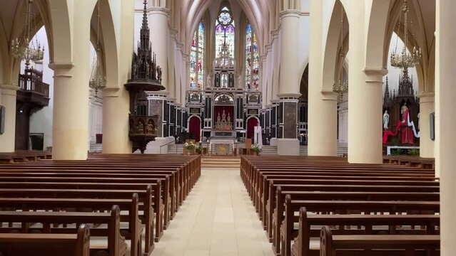 Travers&eacute;e d'une &eacute;glise chr&eacute;tienne en direction de l'autel - Eglise de Remiremont dans les Vosges (France)