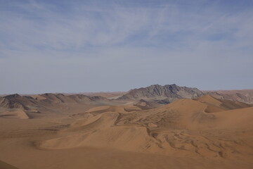 Fototapeta na wymiar Dunes de sables avec une montagne