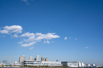 快晴の秋空に、東京湾岸から東雲駅方向を眺望する
