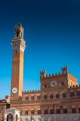 Fototapeta premium Siena town hall in Piazza del Campo Square, Tuscany, Italy