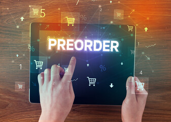 Obraz premium Close-up of a hand holding tablet with shopping inscription