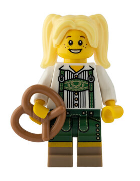 Dortmund - Deutschland 23. April 2023 Lego Minifigure Bayerin mit einer Brezel

