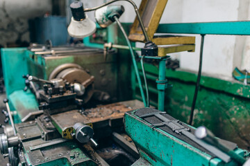 Obraz na płótnie Canvas Metal processing technology on a vintage metal cutting machine