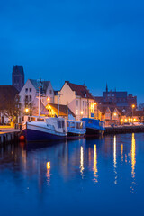 Alter Hafen mit Fischerbooten in der Hansestadt Wismar zur Blauen Stunde