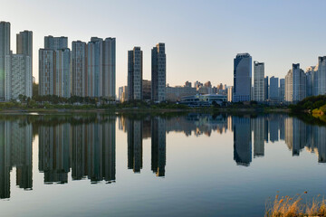 Obraz na płótnie Canvas view of downtown city skyline with lake