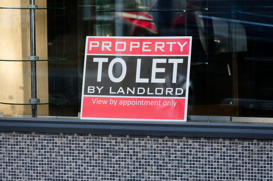 Shop to let sign due to closed business