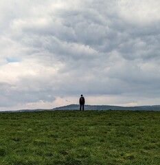 Person schaut auf Himmel