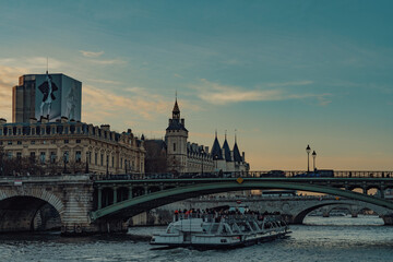 Fototapeta premium Paris by the Seine