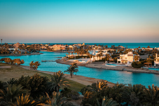 Stadtbild von El Gouna, &Auml;gypten, vom Steigenberger Golfturm aus mit nubischen H&auml;usern zum Sonnenuntergang