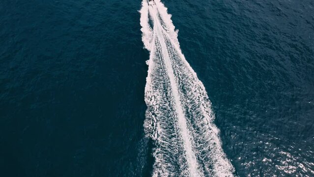 Drohnenaufnahme von einem Boot im Meer