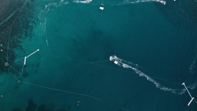 Drohnenaufnahme von einer Wasserskianlage im Meer 