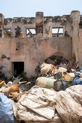 Ancienne maison coloniale en ruine sur l'île de Gorée au large de Dakar au Sénégal en Afrique