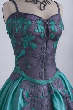 IA generativa Primer plano de un vestido en maniqu&iacute; con esquema de colores morado y verde y corset elegante