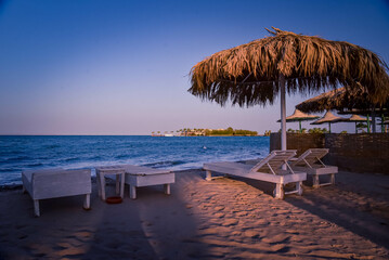 Zeytouna Insel in El Gouna, Ägypten, in der Abenddämmerung mit Liegestühlen und Sonnenschirmen