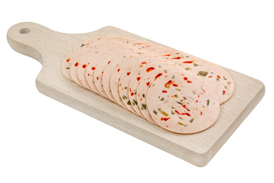 Lyoner Wurst aus Gefl&uuml;gel mit Paprika auf Holzbrett Hintergrund transparent PNG cut out