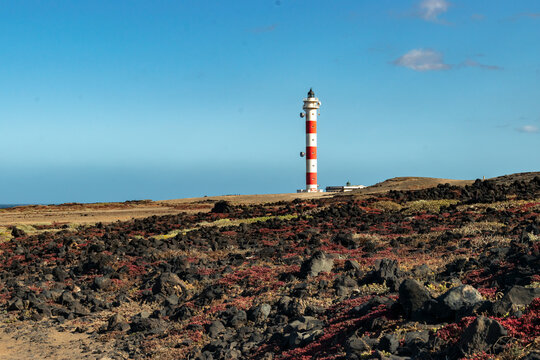 Paisaje de faro con piedra volc&aacute;nica y tierra dorada, en Punta Abona, Arico, Santa Cruz de Tenerife, Espa&ntilde;a