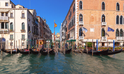 Fototapeta na wymiar Old medieval Venetian houses along the Grand Canal.
