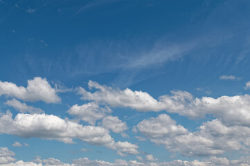Ciel bleu et nuage blanc au printemps 