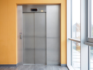 Stiegenhaus - Aufzug befördert Fahrgäste ans Ziel