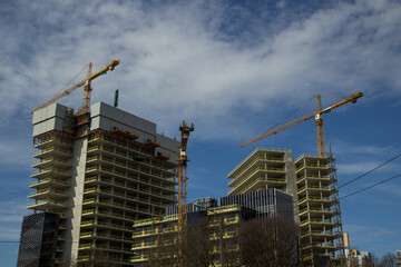 Fototapeta na wymiar ower crane for the construction of high-rise buildings.