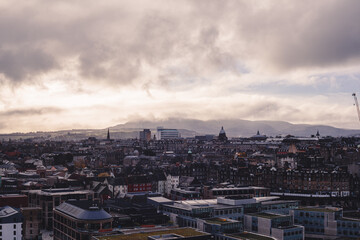 Edinburgh, Edimburgo - Capitale della Scozia. Tramonto, chiesa, edifici storici e opere architettoniche di origine gotica.