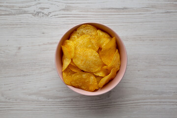 Crunch Green Onion Potato Chips in a Pink Bowl, top view. Flat lay, overhead, from above.