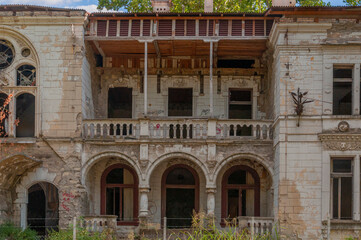 Fototapeta premium Desolate Remnants Abandoned Serbian Manor Forgotten Relics: Deserted Serbian Mansion Abandoned Echoes: Serbian Estate in Ruins