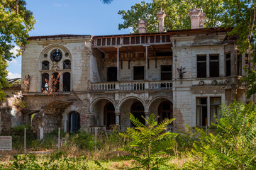 Obraz premium Desolate Remnants Abandoned Serbian Manor Forgotten Relics: Deserted Serbian Mansion Abandoned Echoes: Serbian Estate in Ruins
