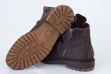 Bota masculina de couro marrom com zipper, costas e sola