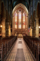 Symétrie majestueusede l'intérieur sacré d'une église - obrazy, fototapety, plakaty