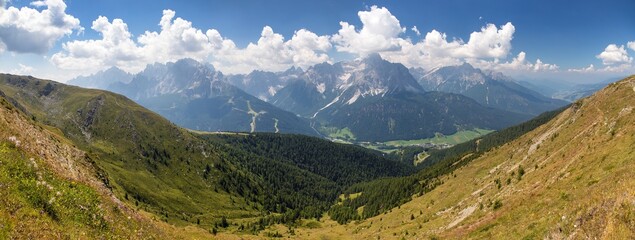 Fototapeta na wymiar panoramic view of the Sexten dolomites mountains