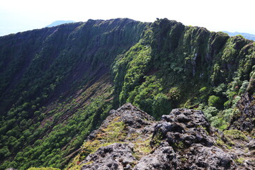 韓国岳の崖の火口