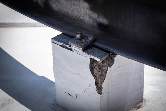 concreat crack at base of BMU for mantenance machine