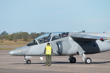 Fototapeta na wymiar avion de entrenamiento militar argentino finalizando los chequeos antes del despegue para cumplir una nueva mision