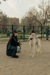 Mujer y galgo ruso