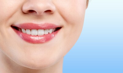 Obraz premium Happy young woman with healthy teeth and gums.