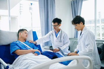 Obraz premium Hospital Ward Male and Male Professional Asian Doctors Talk with a Patient, Give Health Care Advice, Recommend Treatment Plan with Advanced Equipment