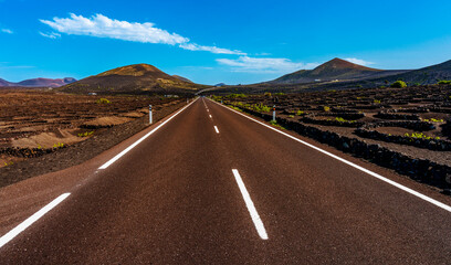 Landstraße zwischen Vulkanlandschaft, Lanzarote, Kanaren, Spanien